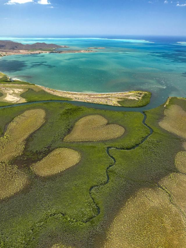 Fly over the heart of Voh and the mangrove swamps overlooking the New Caledonian lagoon.